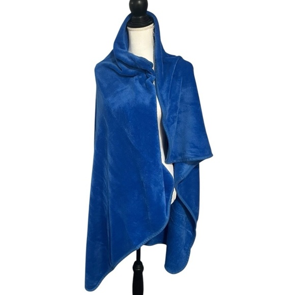 Blue Hills plush travel blanket EUC - Picture 7 of 7